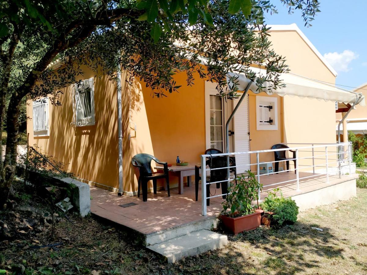 Family Holiday Apartment With Garden & Bbq Velonades  Exterior photo