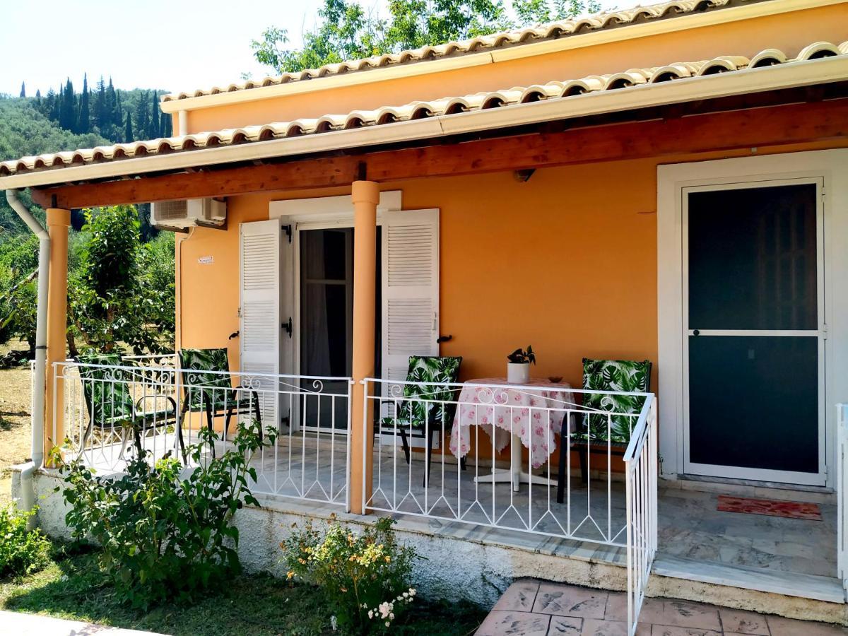Family Holiday Apartment With Garden & Bbq Velonades  Exterior photo