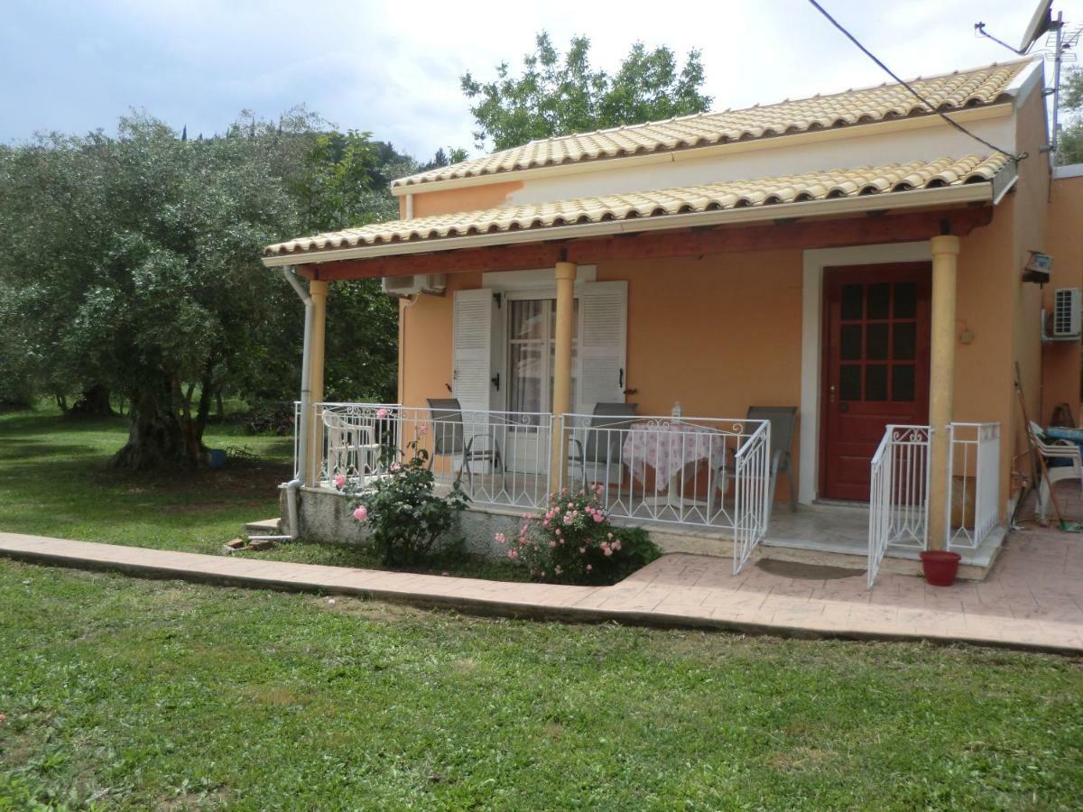 Family Holiday Apartment With Garden & Bbq Velonades  Exterior photo