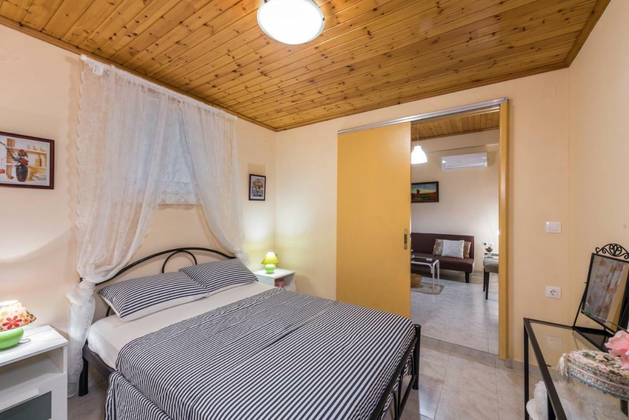Family Holiday Apartment With Garden & Bbq Velonades  Exterior photo