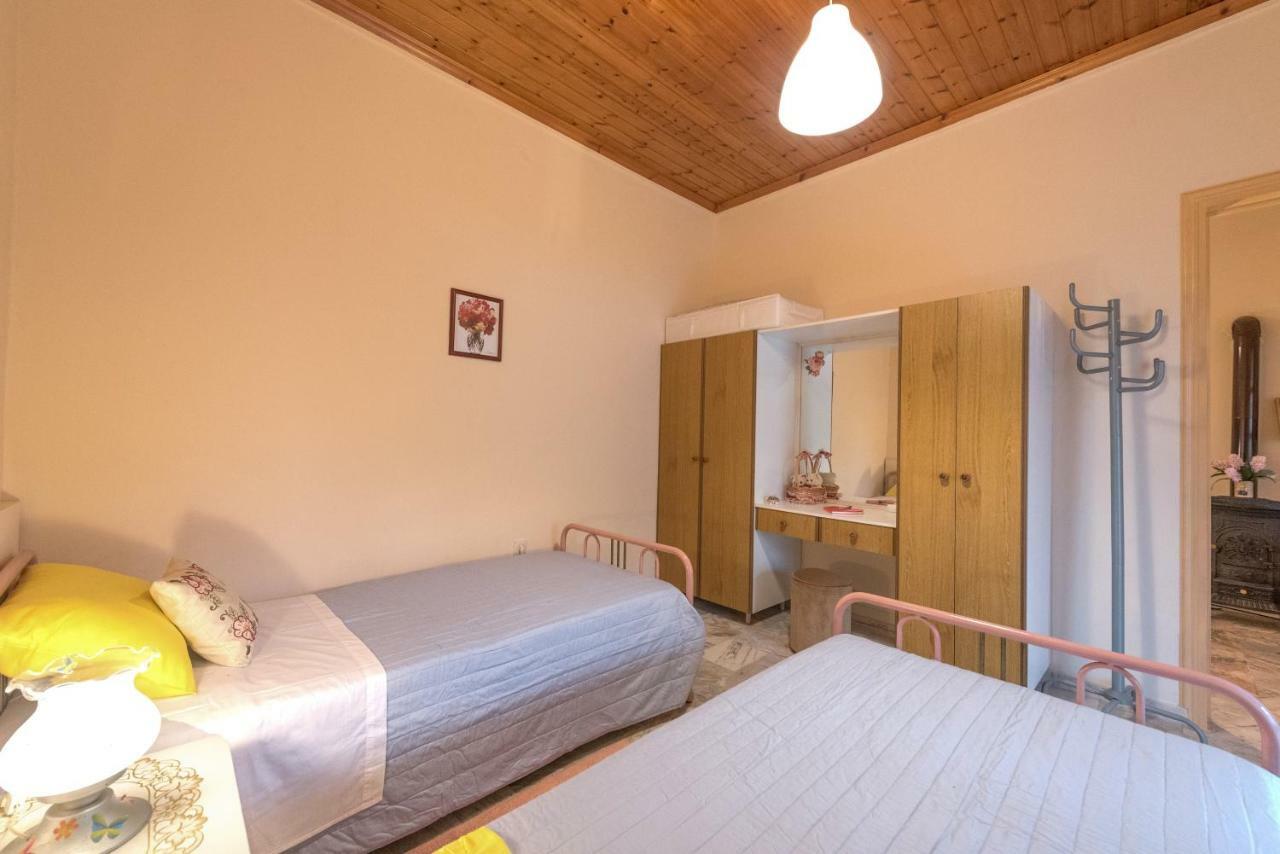 Family Holiday Apartment With Garden & Bbq Velonades  Exterior photo