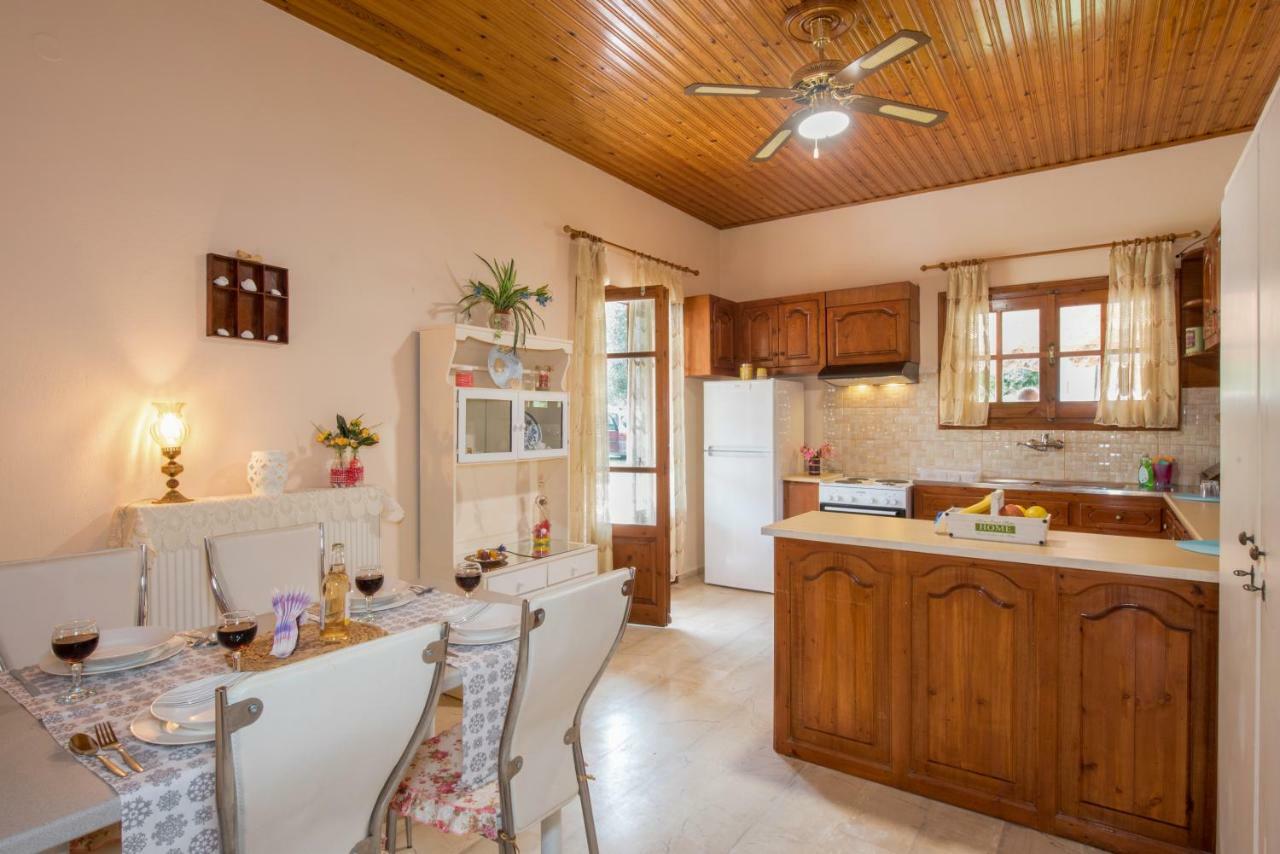 Family Holiday Apartment With Garden & Bbq Velonades  Exterior photo