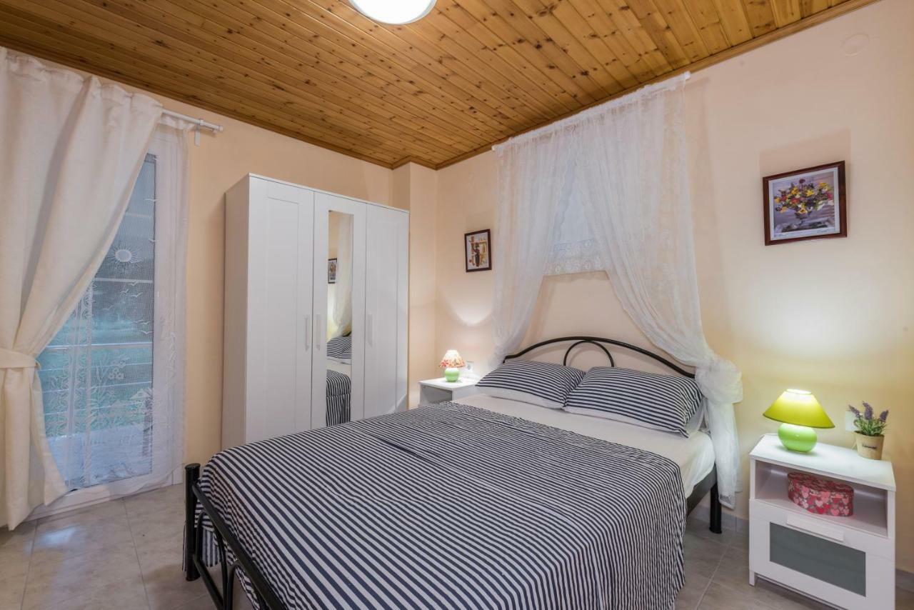 Family Holiday Apartment With Garden & Bbq Velonades  Exterior photo