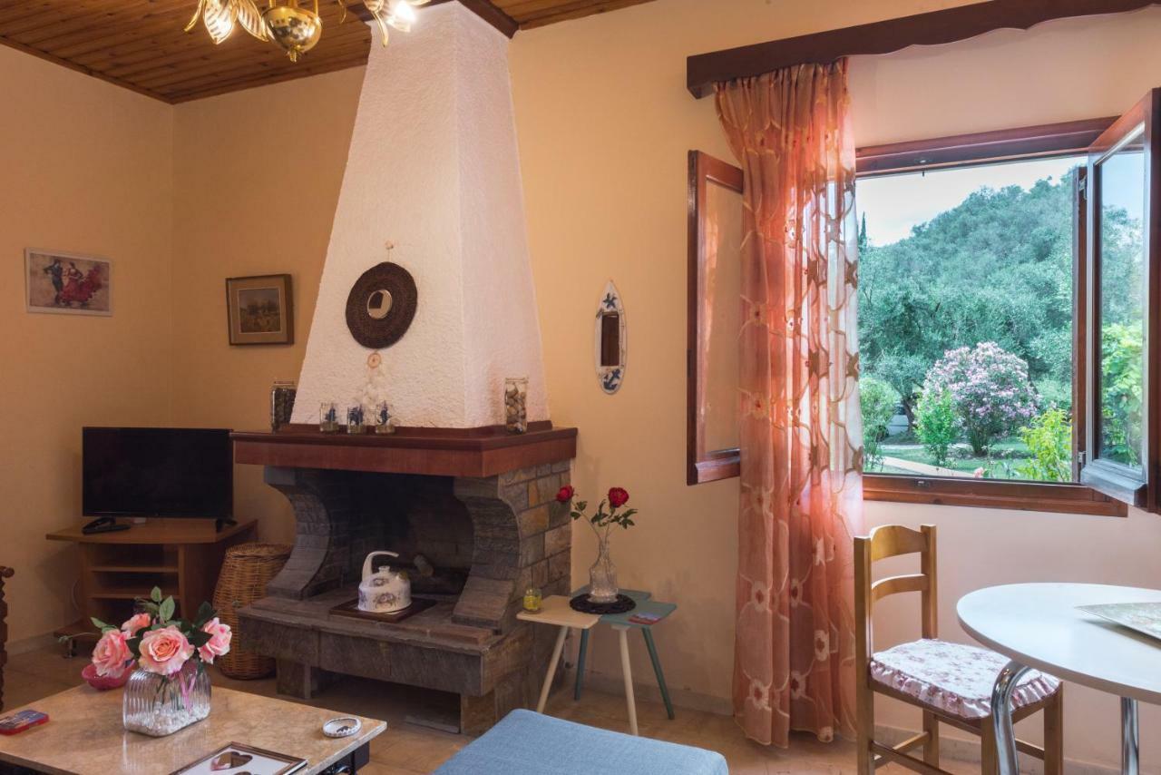 Family Holiday Apartment With Garden & Bbq Velonades  Exterior photo