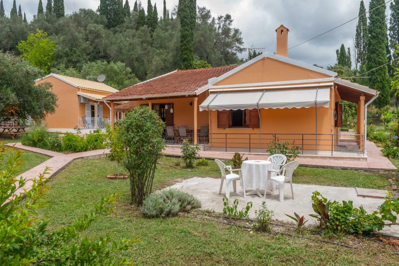 Family Holiday Apartment With Garden & Bbq Velonades  Exterior photo
