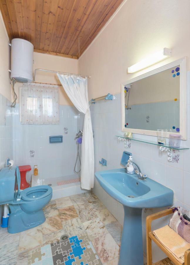 Family Holiday Apartment With Garden & Bbq Velonades  Exterior photo