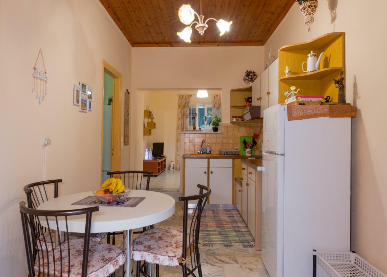 Family Holiday Apartment With Garden & Bbq Velonades  Exterior photo